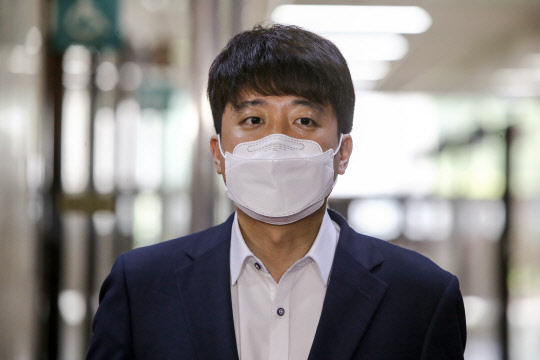 지난 7월13일 이준석 국민의힘 대표가 서울 여의도 국회에서 취재진을 만나 전날 양당 대표 회동 관련 질의응답을 하고 있다.연합뉴스